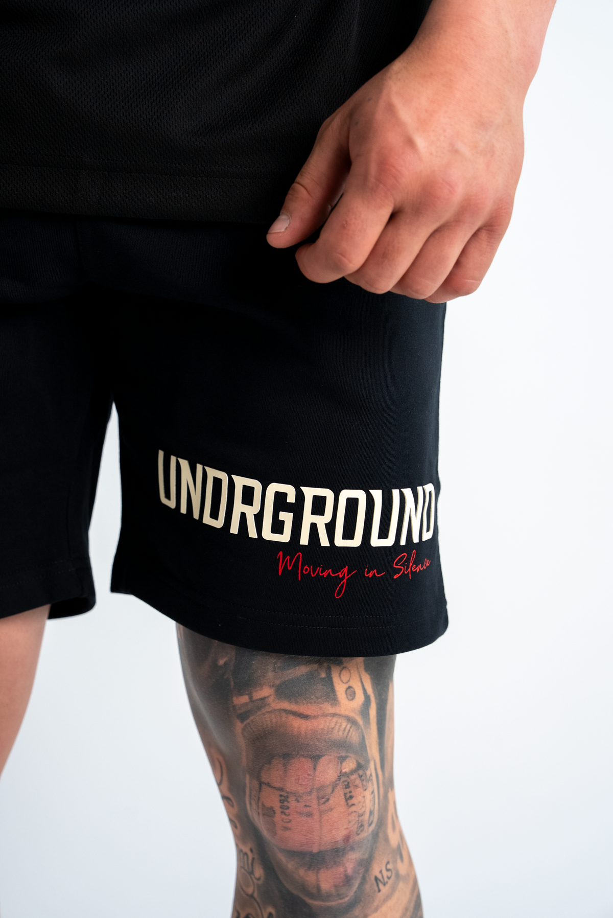 MOVING IN SILENCE SHORTS x BLACK/CREAM
