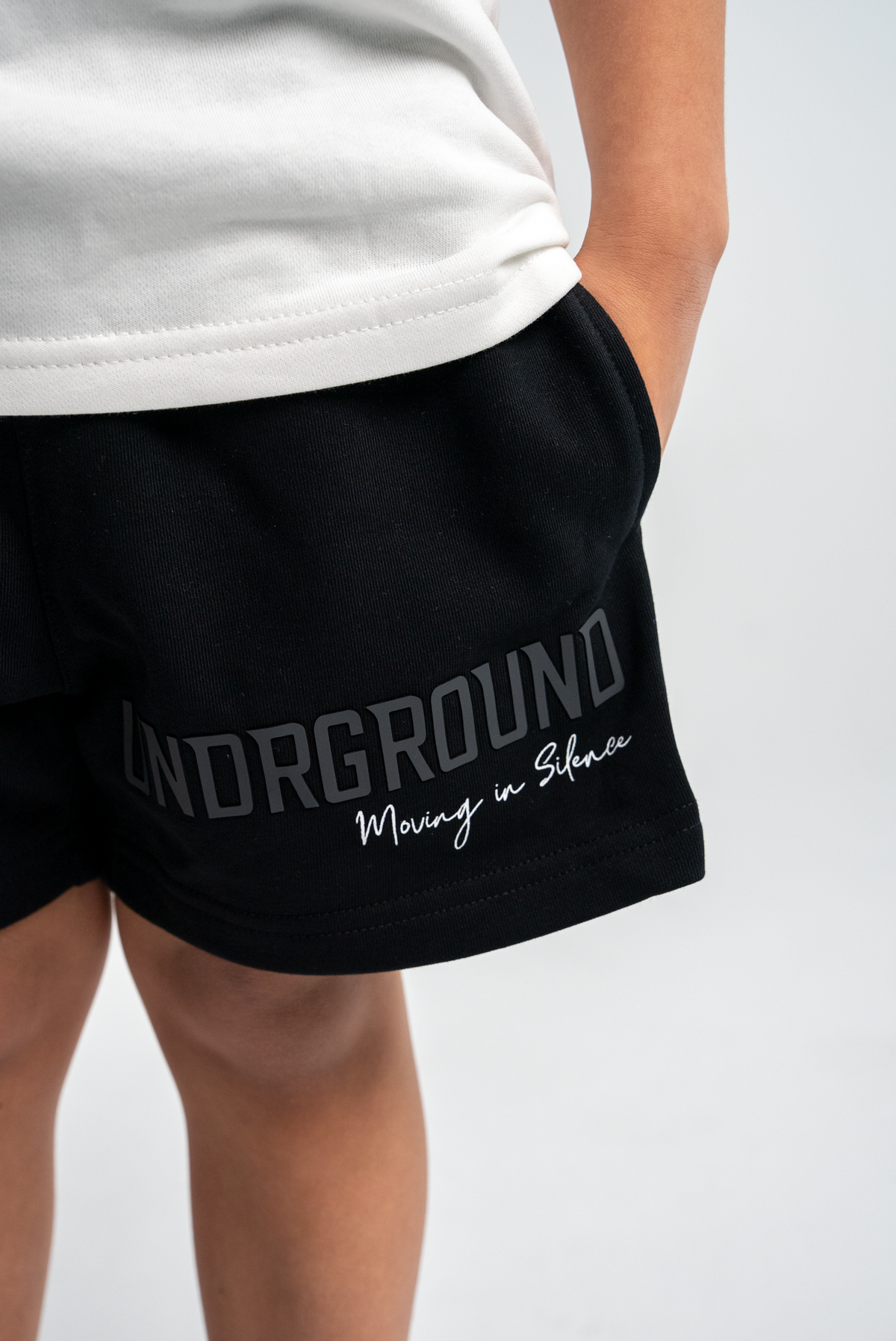 KIDS MOVING IN SILENCE SHORTS x BLACK/CHARCOAL